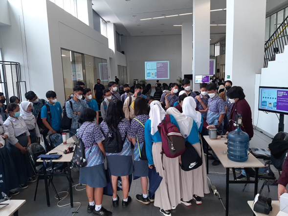 Para Siswa SMA Tertarik Dengan Hasil Karya Mahasiswa Computer Science BINUS Bandung