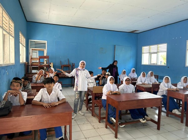 Kelas Bahasa Inggris di Kegiatan Fostering and Empowering the Society - MTS Nurul Huda, Kab. Cianjur