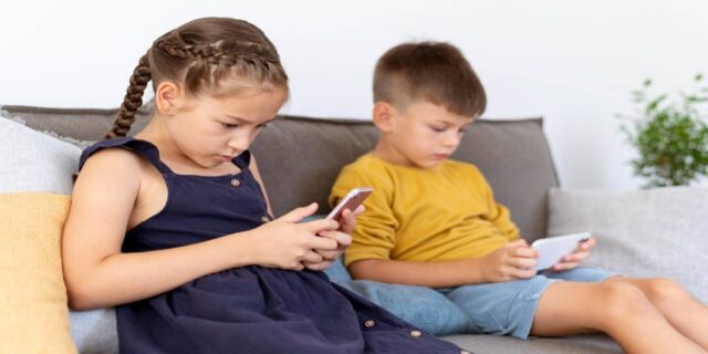 8 Dampak Kecanduan Gadget pada Anak yang Wajib Orang Tua Ketahui