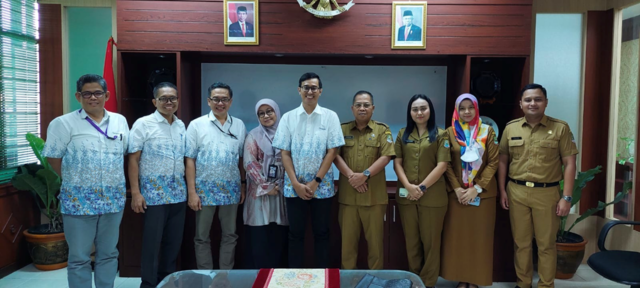 Foto Bersama Direktur kampus BINUS @Bekasi beserta timnya resmi ditunjuk sebagai Tim Penasihat Investasi Pemerintah Kota Bekasi.