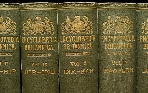 Buku cetak Encyclopadia dan Wikipedia digital
