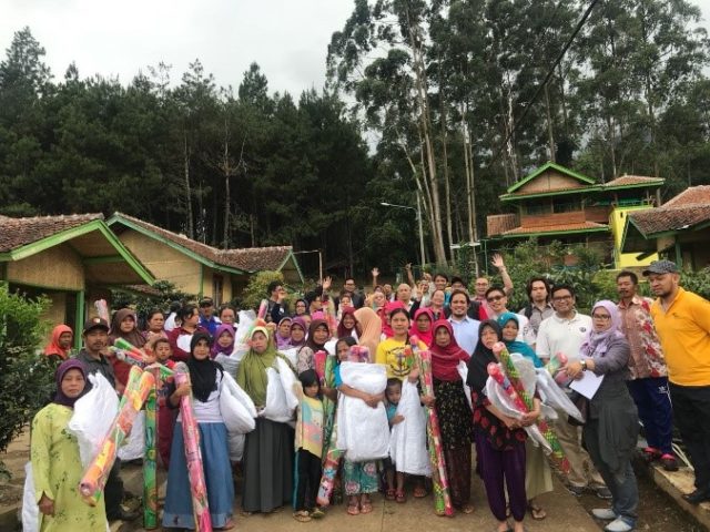 binusian creativepreneurship berfoto dengan warga setempat