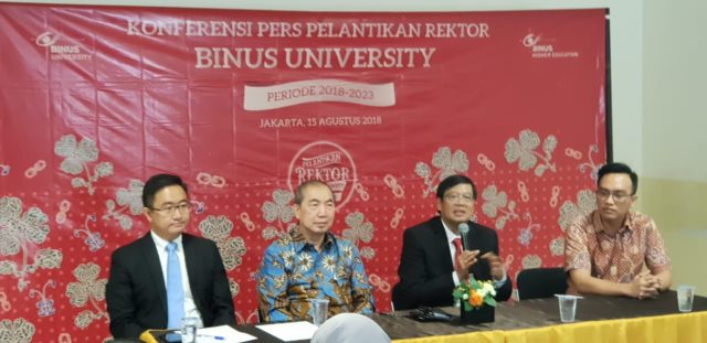 konferensi pers pada pelantikan rektor