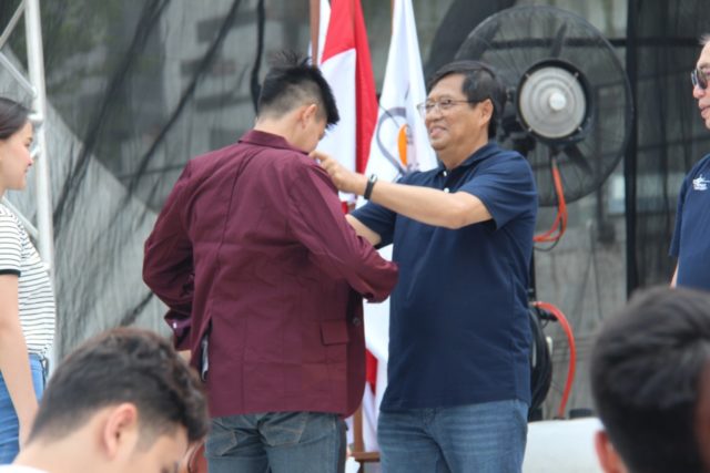 pemasangan almamater kepada mahasiswa