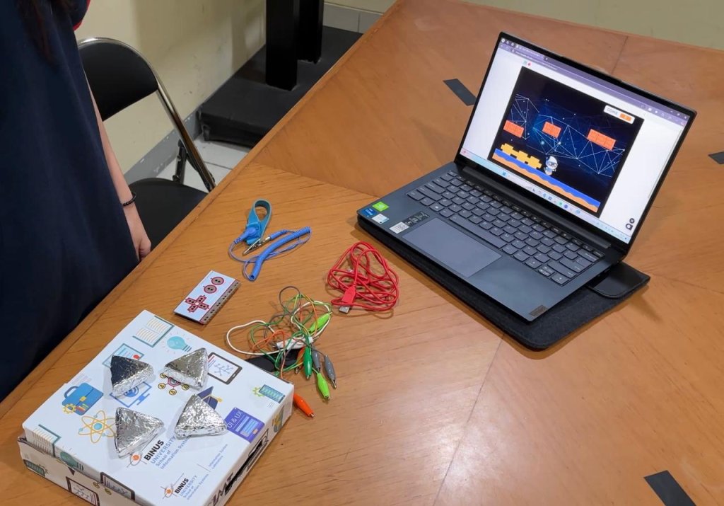 Kak SIS vs The Hackers using Makey Makey
