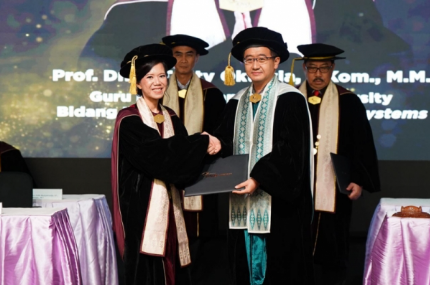 Masa Depan Bisnis dalam Genggaman: Prof. Tanty Oktavia Dikukuhkan Sebagai Guru Besar BINUS University, Usung Inovasi Kolaborasi Manusia-AI