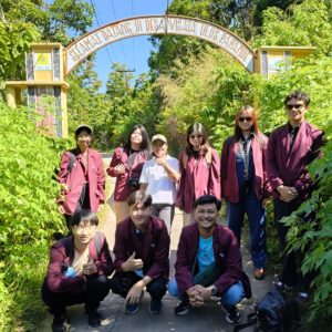 Foto Bersama di Gerbang Desa Wisata Ulos Papande