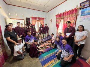 Foto Bersama Pengrajin Ulos