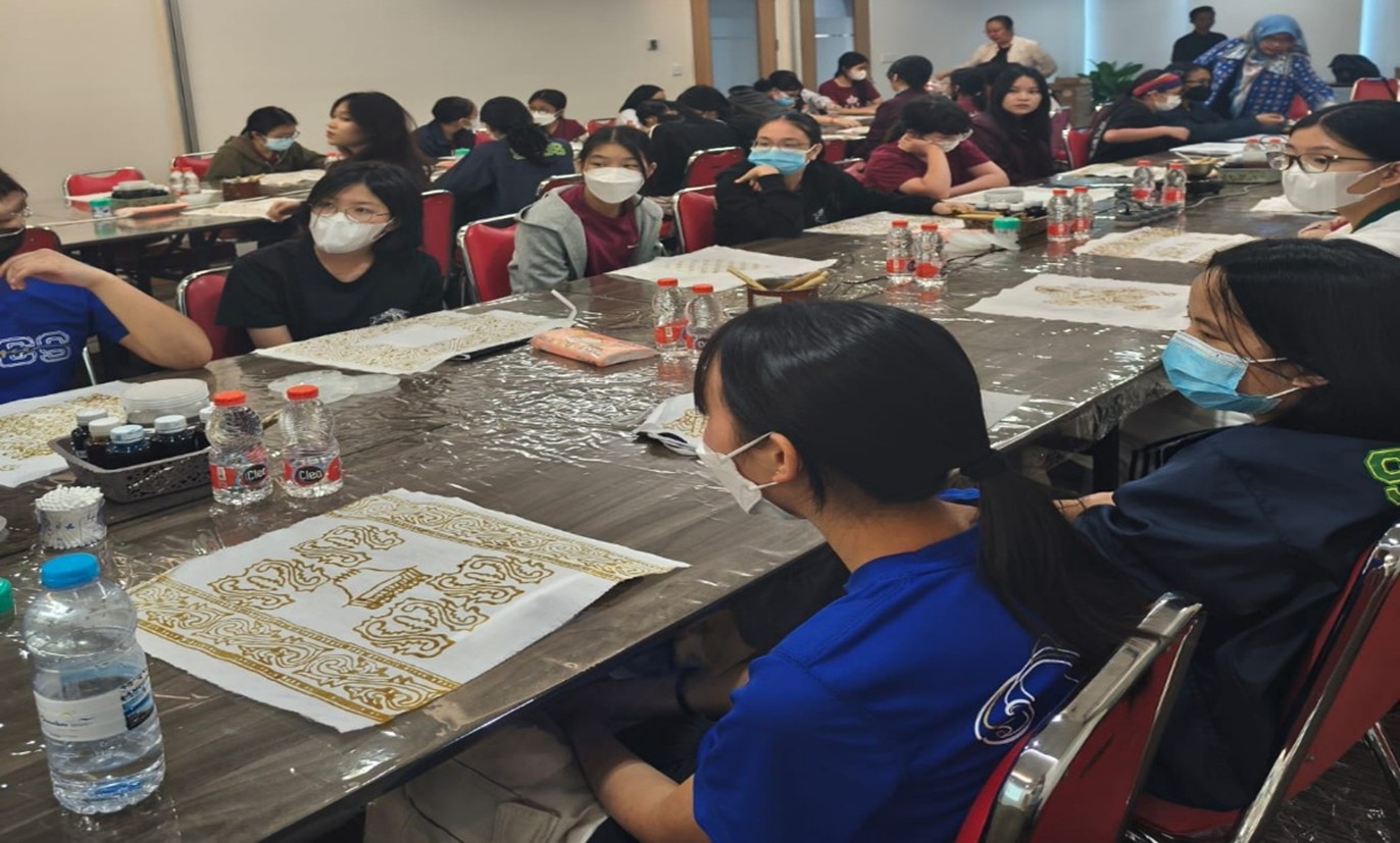 Membatik Lintas Negara: Mahasiswa BINUS @Medan dan Siswa Singapore Chinese Girls’ School Lestarikan Warisan Budaya Indonesia
