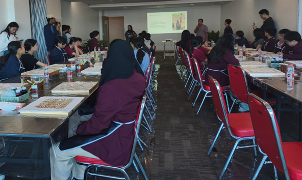 Membatik Lintas Negara: Mahasiswa BINUS @Medan dan Siswa Singapore Chinese Girls’ School Lestarikan Warisan Budaya Indonesia