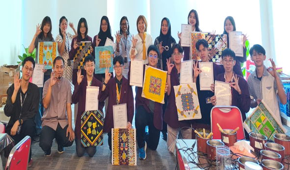 Membatik Lintas Negara: Mahasiswa BINUS @Medan dan Siswa Singapore Chinese Girls’ School Lestarikan Warisan Budaya Indonesia