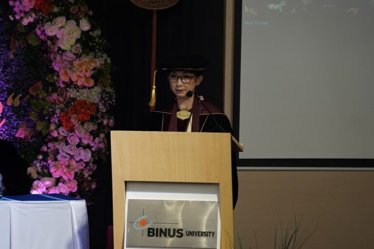 Foto: Prof. Dr. Dra. Clara Herlina Karjo, M.Hum. menyampaikan Orasi Ilmiah dalam Pengukuhan Guru Besar Tetap Bidang Ilmu Linguistik Terapan atas dirinya.
