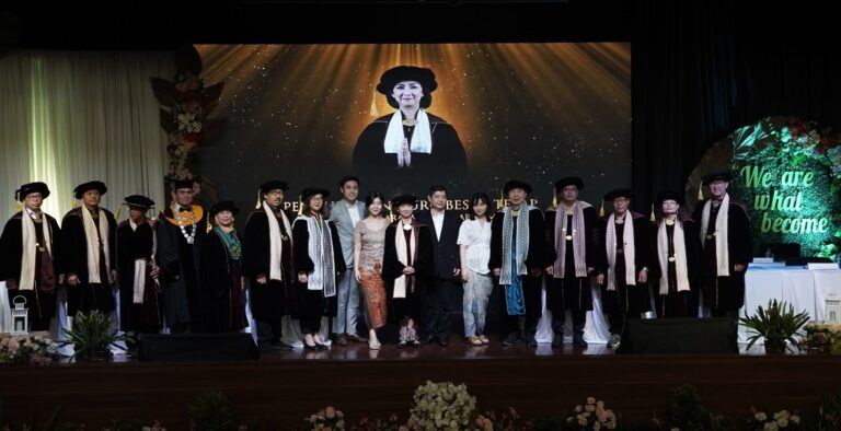 Foto: Profesor Clara didampingi Keluarga serta Anggota Senat dan Guru Besar setelah upacara pelantikan