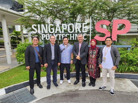 Caption: Tim delegasi DTUX Summit 2023 berpose di depan signage Singapore Polytechnic