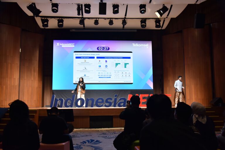 Dua Mahasiswa Program Business Information Technology Buktikan Kualitas di IndonesiaNEXT Summit 2025