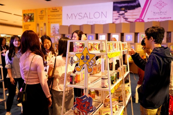 DKV Creative Advertising BINUS UNIVERSITY Hadirkan Pameran Creative Icon di Mall Taman Anggrek