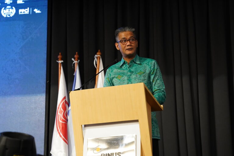 Jakarta, 19 November 2025 – Faculty of Humanities melalui Program Hubungan Internasional BINUS University kembali menegaskan posisinya sebagai salah satu pusat pengembangan pendidikan diplomasi modern di Indonesia melalui penyelenggaraan BINUS International Relations Festival (BIRFEST) 2025. Acara ini mempertemukan ratusan peserta dengan dua tokoh penting diplomasi Indonesia yaitu Dr. Bima Arya Sugiarto selaku Wakil Menteri Dalam Negeri Republik Indonesia, dan H.E. M. I. Derry Aman, selaku Duta Besar Luar Biasa dan Berkuasa Penuh sekaligus Wakil Tetap Republik Indonesia untuk ASEAN. Mengusung tema “The Age of Recalibration: Connecting Youth Across Borders,” BIRFEST 2025 menyoroti peran penting generasi muda dalam membangun jejaring lintas batas serta memperkuat diplomasi pemuda di era globalisasi dan transformasi digital. Melalui kegiatan ini, BIRFEST berupaya memperluas pemahaman mahasiswa dan mahasiswi Hubungan International BINUS University tentang hubungan internasional, menumbuhkan kepemimpinan muda yang berwawasan global, serta memperkuat kontribusi mahasiswa dalam diplomasi Indonesia. Dalam pembukaannya, Wakil Menteri Dalam Negeri Dr. Bima Arya Sugiarto memberikan pesan kuat mengenai pentingnya kesiapan generasi muda untuk bersaing di arena global. Beliau menekankan bahwa kemampuan diplomasi bukanlah sesuatu yang dibangun dalam satu malam, melainkan melalui proses terus-menerus. “Untuk menghadapi masa depan, dua hal harus terus dilakukan oleh mahasiswa Hubungan Internasional: latihan dan perluasan wawasan. Latihan berarti membangun kemampuan berdiplomasi sejak dini, bagaimana bernegosiasi, memahami kepentingan, dan berkomunikasi lintas budaya. Sementara memperluas wawasan berarti mendalami isu-isu hubungan internasional dan aktif dalam forum-forum baik nasional maupun internasional. Indonesia kini semakin diperhitungkan sebagai kekuatan global, sehingga mahasiswa-mahasiswi International Relations BINUS University harus benar-benar menguasai dinamika bukan hanya di tingkat internasional, tetapi juga global.” Sesi berikutnya menghadirkan H.E. M. I. Derry Aman yang memberikan Keynote Address dalam forum Diplomacy Discourse 2025. Beliau menekankan pentingnya arah diplomasi Indonesia yang berlandaskan perlindungan rakyat sekaligus penguatan pertahanan dan industri strategis. Dubes Derry Aman memuji ekosistem akademik BINUS University yang progresif. Beliau menyampaikan bahwa generasi muda harus memahami issue global yang semakin kompleks agar mampu menjadi bagian dari aktor strategis Indonesia di dunia internasional. Dekan Faculty of Humanities BINUS University, Dr. Elisa Carolina Marion, menggarisbawahi bahwa BIRFEST bukan sekadar acara akademik, melainkan platform pembentukan karakter dan kompetensi global bagi mahasiswa. Ia menegaskan bahwa Program Hubungan Internasional BINUS University dirancang untuk mempersiapkan lulusan yang mampu membaca situasi global, merespons dinamika geopolitik, dan berkomunikasi secara efektif dalam konteks multilateral. “Kehadiran Wakil Menteri Dalam Negeri dan Duta Besar di BIRFEST 2025 mencerminkan kepercayaan para pemimpin diplomasi Indonesia terhadap kualitas pendidikan di BINUS University. Kami berkomitmen terus memperkuat pembelajaran berbasis pengalaman dan jejaring global agar mahasiswa kami siap menjadi pemimpin masa depan.” Kedatangan Wamen Dr. Bima Arya dan Dubes M. I. Derry Aman ke BINUS @Kemanggisan Anggrek Campus, juga diwarnai dengan sebuah sesi spesial, yakni penandatanganan Wall of Fame, sebuah simbol apresiasi dan dukungan terhadap pengembangan Program Hubungan Internasional, BINUS University. Penandatanganan ini dilakukan bersama Pak Stephen Wahyudi Santoso,President of BINUS Higher Education, Prof. Dr. Engkos Achmad Kuncoro, S.E., M.M., Wakil Rektor BINUS University, Dr. Elisa Carolina Marion, Dekan Faculty of Humanities, serta Rangga Aditya, S.Sos., M.Si, Ph.D., selaku Head of Program Hubungan Internasional BINUS University. Kehadiran para pimpinan BINUS Univerisity dalam sesi ini menjadi wujud komitmen kuat institusi dalam memperkuat jejaring diplomasi, kolaborasi akademik nasional, serta memastikan bahwa mahasiswa Hubungan Internasional BINUS University mendapatkan akses yang semakin luas terhadap pengalaman dan konektivitas global. Sepanjang rangkaian acara, peserta terlibat dalam diskusi mendalam mengenai isu-isu seperti diplomasi perlindungan warga negara, geopolitik pertahanan, industri strategis nasional, serta dinamika diplomasi pemuda. Seluruh kegiatan ini dirancang untuk memperkaya perspektif mahasiswa serta memperluas jejaring antar pemangku kepentingan dari berbagai institusi dan latar belakang pendidikan. Hadirnya BIRFEST 2025 kembali membuktikan komitmen Program Hubungan Internasional BINUS University dalam mencetak generasi profesional global yang adaptif, kritis, dan memiliki kesiapan penuh untuk berkontribusi dalam diplomasi Indonesia.