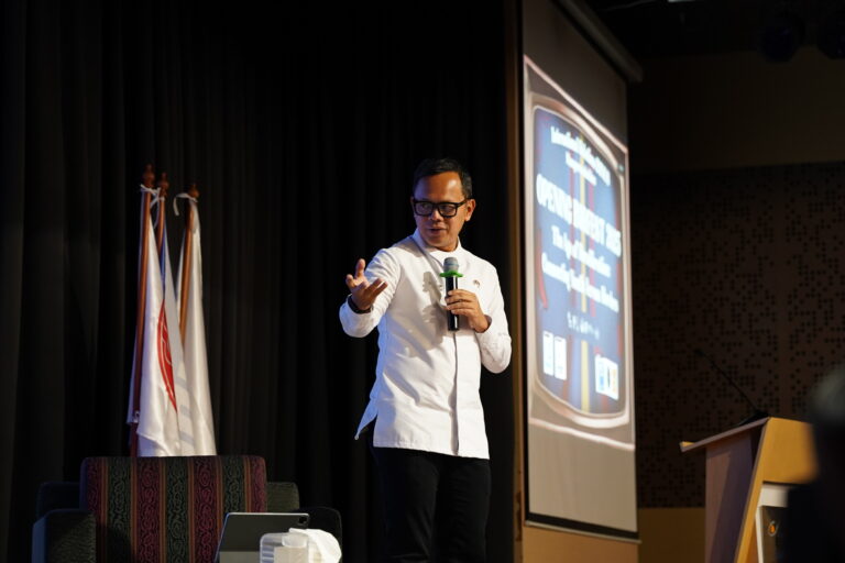 Jakarta, 19 November 2025 – Faculty of Humanities melalui Program Hubungan Internasional BINUS University kembali menegaskan posisinya sebagai salah satu pusat pengembangan pendidikan diplomasi modern di Indonesia melalui penyelenggaraan BINUS International Relations Festival (BIRFEST) 2025. Acara ini mempertemukan ratusan peserta dengan dua tokoh penting diplomasi Indonesia yaitu Dr. Bima Arya Sugiarto selaku Wakil Menteri Dalam Negeri Republik Indonesia, dan H.E. M. I. Derry Aman, selaku Duta Besar Luar Biasa dan Berkuasa Penuh sekaligus Wakil Tetap Republik Indonesia untuk ASEAN. Mengusung tema “The Age of Recalibration: Connecting Youth Across Borders,” BIRFEST 2025 menyoroti peran penting generasi muda dalam membangun jejaring lintas batas serta memperkuat diplomasi pemuda di era globalisasi dan transformasi digital. Melalui kegiatan ini, BIRFEST berupaya memperluas pemahaman mahasiswa dan mahasiswi Hubungan International BINUS University tentang hubungan internasional, menumbuhkan kepemimpinan muda yang berwawasan global, serta memperkuat kontribusi mahasiswa dalam diplomasi Indonesia. Dalam pembukaannya, Wakil Menteri Dalam Negeri Dr. Bima Arya Sugiarto memberikan pesan kuat mengenai pentingnya kesiapan generasi muda untuk bersaing di arena global. Beliau menekankan bahwa kemampuan diplomasi bukanlah sesuatu yang dibangun dalam satu malam, melainkan melalui proses terus-menerus. “Untuk menghadapi masa depan, dua hal harus terus dilakukan oleh mahasiswa Hubungan Internasional: latihan dan perluasan wawasan. Latihan berarti membangun kemampuan berdiplomasi sejak dini, bagaimana bernegosiasi, memahami kepentingan, dan berkomunikasi lintas budaya. Sementara memperluas wawasan berarti mendalami isu-isu hubungan internasional dan aktif dalam forum-forum baik nasional maupun internasional. Indonesia kini semakin diperhitungkan sebagai kekuatan global, sehingga mahasiswa-mahasiswi International Relations BINUS University harus benar-benar menguasai dinamika bukan hanya di tingkat internasional, tetapi juga global.” Sesi berikutnya menghadirkan H.E. M. I. Derry Aman yang memberikan Keynote Address dalam forum Diplomacy Discourse 2025. Beliau menekankan pentingnya arah diplomasi Indonesia yang berlandaskan perlindungan rakyat sekaligus penguatan pertahanan dan industri strategis. Dubes Derry Aman memuji ekosistem akademik BINUS University yang progresif. Beliau menyampaikan bahwa generasi muda harus memahami issue global yang semakin kompleks agar mampu menjadi bagian dari aktor strategis Indonesia di dunia internasional. Dekan Faculty of Humanities BINUS University, Dr. Elisa Carolina Marion, menggarisbawahi bahwa BIRFEST bukan sekadar acara akademik, melainkan platform pembentukan karakter dan kompetensi global bagi mahasiswa. Ia menegaskan bahwa Program Hubungan Internasional BINUS University dirancang untuk mempersiapkan lulusan yang mampu membaca situasi global, merespons dinamika geopolitik, dan berkomunikasi secara efektif dalam konteks multilateral. “Kehadiran Wakil Menteri Dalam Negeri dan Duta Besar di BIRFEST 2025 mencerminkan kepercayaan para pemimpin diplomasi Indonesia terhadap kualitas pendidikan di BINUS University. Kami berkomitmen terus memperkuat pembelajaran berbasis pengalaman dan jejaring global agar mahasiswa kami siap menjadi pemimpin masa depan.” Kedatangan Wamen Dr. Bima Arya dan Dubes M. I. Derry Aman ke BINUS @Kemanggisan Anggrek Campus, juga diwarnai dengan sebuah sesi spesial, yakni penandatanganan Wall of Fame, sebuah simbol apresiasi dan dukungan terhadap pengembangan Program Hubungan Internasional, BINUS University. Penandatanganan ini dilakukan bersama Pak Stephen Wahyudi Santoso,President of BINUS Higher Education, Prof. Dr. Engkos Achmad Kuncoro, S.E., M.M., Wakil Rektor BINUS University, Dr. Elisa Carolina Marion, Dekan Faculty of Humanities, serta Rangga Aditya, S.Sos., M.Si, Ph.D., selaku Head of Program Hubungan Internasional BINUS University. Kehadiran para pimpinan BINUS Univerisity dalam sesi ini menjadi wujud komitmen kuat institusi dalam memperkuat jejaring diplomasi, kolaborasi akademik nasional, serta memastikan bahwa mahasiswa Hubungan Internasional BINUS University mendapatkan akses yang semakin luas terhadap pengalaman dan konektivitas global. Sepanjang rangkaian acara, peserta terlibat dalam diskusi mendalam mengenai isu-isu seperti diplomasi perlindungan warga negara, geopolitik pertahanan, industri strategis nasional, serta dinamika diplomasi pemuda. Seluruh kegiatan ini dirancang untuk memperkaya perspektif mahasiswa serta memperluas jejaring antar pemangku kepentingan dari berbagai institusi dan latar belakang pendidikan. Hadirnya BIRFEST 2025 kembali membuktikan komitmen Program Hubungan Internasional BINUS University dalam mencetak generasi profesional global yang adaptif, kritis, dan memiliki kesiapan penuh untuk berkontribusi dalam diplomasi Indonesia.