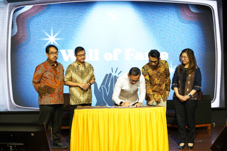 Jakarta, 19 November 2025 – Faculty of Humanities melalui Program Hubungan Internasional BINUS University kembali menegaskan posisinya sebagai salah satu pusat pengembangan pendidikan diplomasi modern di Indonesia melalui penyelenggaraan BINUS International Relations Festival (BIRFEST) 2025. Acara ini mempertemukan ratusan peserta dengan dua tokoh penting diplomasi Indonesia yaitu Dr. Bima Arya Sugiarto selaku Wakil Menteri Dalam Negeri Republik Indonesia, dan H.E. M. I. Derry Aman, selaku Duta Besar Luar Biasa dan Berkuasa Penuh sekaligus Wakil Tetap Republik Indonesia untuk ASEAN. Mengusung tema “The Age of Recalibration: Connecting Youth Across Borders,” BIRFEST 2025 menyoroti peran penting generasi muda dalam membangun jejaring lintas batas serta memperkuat diplomasi pemuda di era globalisasi dan transformasi digital. Melalui kegiatan ini, BIRFEST berupaya memperluas pemahaman mahasiswa dan mahasiswi Hubungan International BINUS University tentang hubungan internasional, menumbuhkan kepemimpinan muda yang berwawasan global, serta memperkuat kontribusi mahasiswa dalam diplomasi Indonesia. Dalam pembukaannya, Wakil Menteri Dalam Negeri Dr. Bima Arya Sugiarto memberikan pesan kuat mengenai pentingnya kesiapan generasi muda untuk bersaing di arena global. Beliau menekankan bahwa kemampuan diplomasi bukanlah sesuatu yang dibangun dalam satu malam, melainkan melalui proses terus-menerus. “Untuk menghadapi masa depan, dua hal harus terus dilakukan oleh mahasiswa Hubungan Internasional: latihan dan perluasan wawasan. Latihan berarti membangun kemampuan berdiplomasi sejak dini, bagaimana bernegosiasi, memahami kepentingan, dan berkomunikasi lintas budaya. Sementara memperluas wawasan berarti mendalami isu-isu hubungan internasional dan aktif dalam forum-forum baik nasional maupun internasional. Indonesia kini semakin diperhitungkan sebagai kekuatan global, sehingga mahasiswa-mahasiswi International Relations BINUS University harus benar-benar menguasai dinamika bukan hanya di tingkat internasional, tetapi juga global.” Sesi berikutnya menghadirkan H.E. M. I. Derry Aman yang memberikan Keynote Address dalam forum Diplomacy Discourse 2025. Beliau menekankan pentingnya arah diplomasi Indonesia yang berlandaskan perlindungan rakyat sekaligus penguatan pertahanan dan industri strategis. Dubes Derry Aman memuji ekosistem akademik BINUS University yang progresif. Beliau menyampaikan bahwa generasi muda harus memahami issue global yang semakin kompleks agar mampu menjadi bagian dari aktor strategis Indonesia di dunia internasional. Dekan Faculty of Humanities BINUS University, Dr. Elisa Carolina Marion, menggarisbawahi bahwa BIRFEST bukan sekadar acara akademik, melainkan platform pembentukan karakter dan kompetensi global bagi mahasiswa. Ia menegaskan bahwa Program Hubungan Internasional BINUS University dirancang untuk mempersiapkan lulusan yang mampu membaca situasi global, merespons dinamika geopolitik, dan berkomunikasi secara efektif dalam konteks multilateral. “Kehadiran Wakil Menteri Dalam Negeri dan Duta Besar di BIRFEST 2025 mencerminkan kepercayaan para pemimpin diplomasi Indonesia terhadap kualitas pendidikan di BINUS University. Kami berkomitmen terus memperkuat pembelajaran berbasis pengalaman dan jejaring global agar mahasiswa kami siap menjadi pemimpin masa depan.” Kedatangan Wamen Dr. Bima Arya dan Dubes M. I. Derry Aman ke BINUS @Kemanggisan Anggrek Campus, juga diwarnai dengan sebuah sesi spesial, yakni penandatanganan Wall of Fame, sebuah simbol apresiasi dan dukungan terhadap pengembangan Program Hubungan Internasional, BINUS University. Penandatanganan ini dilakukan bersama Pak Stephen Wahyudi Santoso,President of BINUS Higher Education, Prof. Dr. Engkos Achmad Kuncoro, S.E., M.M., Wakil Rektor BINUS University, Dr. Elisa Carolina Marion, Dekan Faculty of Humanities, serta Rangga Aditya, S.Sos., M.Si, Ph.D., selaku Head of Program Hubungan Internasional BINUS University. Kehadiran para pimpinan BINUS Univerisity dalam sesi ini menjadi wujud komitmen kuat institusi dalam memperkuat jejaring diplomasi, kolaborasi akademik nasional, serta memastikan bahwa mahasiswa Hubungan Internasional BINUS University mendapatkan akses yang semakin luas terhadap pengalaman dan konektivitas global. Sepanjang rangkaian acara, peserta terlibat dalam diskusi mendalam mengenai isu-isu seperti diplomasi perlindungan warga negara, geopolitik pertahanan, industri strategis nasional, serta dinamika diplomasi pemuda. Seluruh kegiatan ini dirancang untuk memperkaya perspektif mahasiswa serta memperluas jejaring antar pemangku kepentingan dari berbagai institusi dan latar belakang pendidikan. Hadirnya BIRFEST 2025 kembali membuktikan komitmen Program Hubungan Internasional BINUS University dalam mencetak generasi profesional global yang adaptif, kritis, dan memiliki kesiapan penuh untuk berkontribusi dalam diplomasi Indonesia.