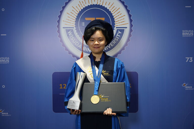 Perjalanan Kreatif Violetta Andani Berujung Manis di Wisuda ke-73 BINUS University