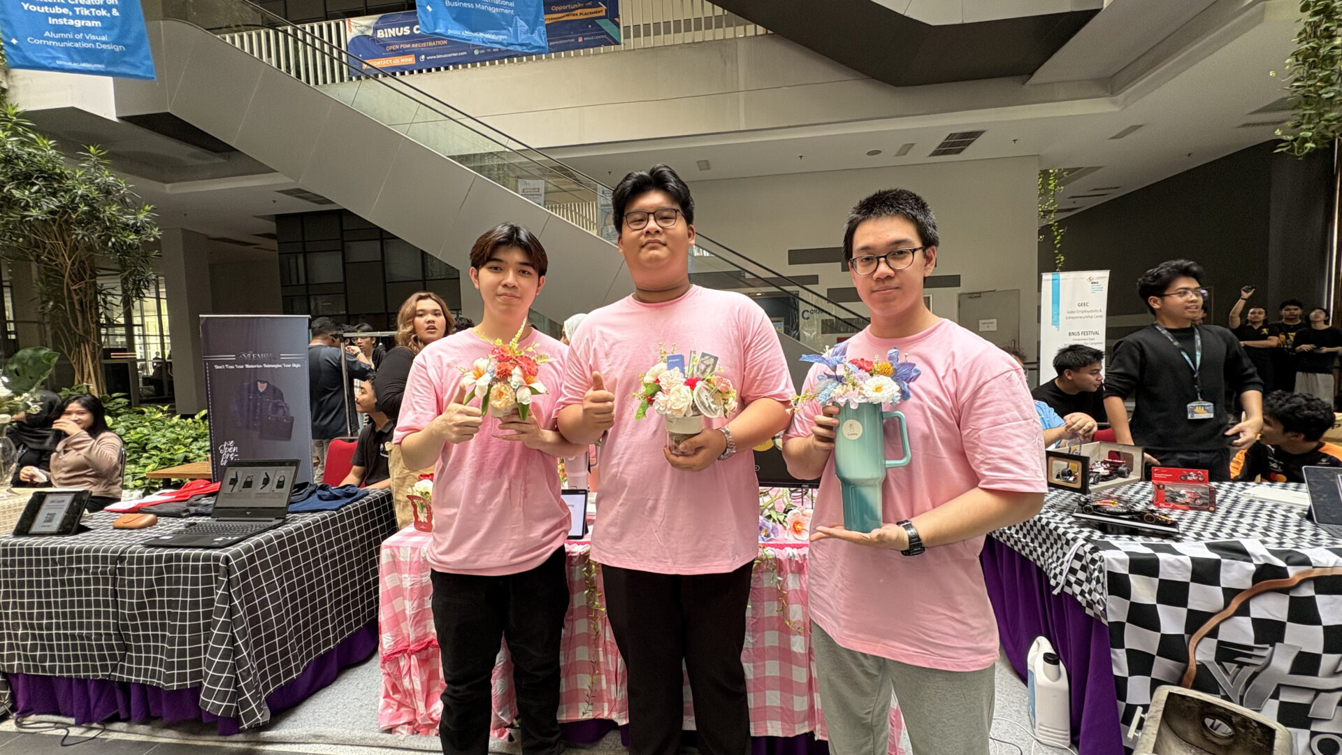 Mahasiswa BINUS @Alam Sutera Ciptakan Bisnis Bucket Bunga dengan Konsep Reusable