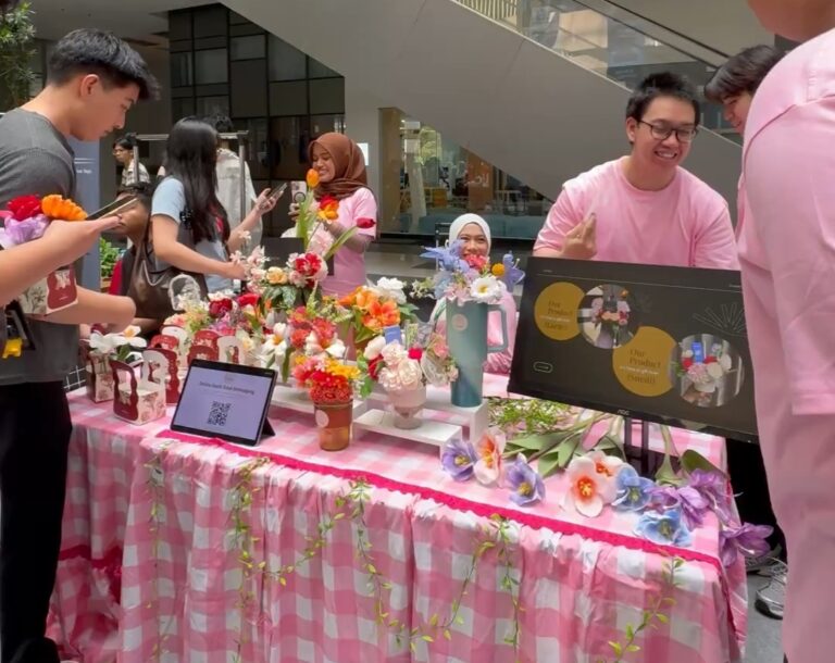 Mahasiswa BINUS @Alam Sutera Ciptakan Bisnis Bucket Bunga dengan Konsep Reusable