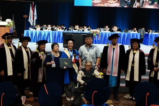 Dari Beasiswa Penuh hingga Summa Cum Laude, Sherine Kiatandi Temukan Arti Proses di BINUS UNIVERSITY
